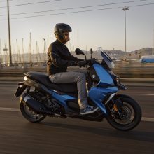 „BMW Motorrad“ pavasario naujienos – ir sporto, ir kelionių gerbėjams