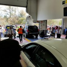 JAV į minią įsirėžus automobiliui žuvo trys žmonės, devyni sužeisti