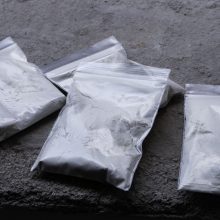 Šalčininkų rajone pas vyrą rasti dvylika maišelių su galimai narkotikais