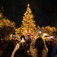 Vis daugiau pasaulio miestų pradeda gyventi Kalėdų laukimu