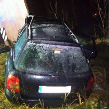 Tragedija Jonavos rajone: „Audi“ rėžėsi į geležinkelio tiltą, vairuotojas žuvo