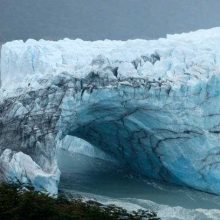 Įspūdingas reiškinys: ledo arkos griūtį stebėjo minia turistų