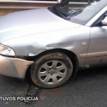 Nuo policijos sprukęs girtas vairuotojas atsitrenkė į pareigūnų automobilį