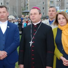 Jono Pauliaus II gimnazija popiežiaus gimtadienį minėjo atnaujintame stadione