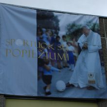 Jono Pauliaus II gimnazija popiežiaus gimtadienį minėjo atnaujintame stadione