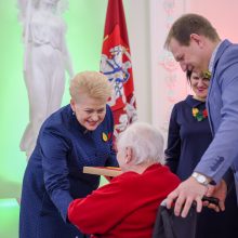 Vėliava iš prezidentės rankų – išradingiausiai šventusiems Vasario 16-ąją