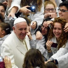 Popiežius choristams prisipažino, kad dainuoja ne geriau už asilą