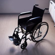 Susižeidusiai merginai mirtinai girtas vyras „parūpino“ neįgaliojo vežimėlį