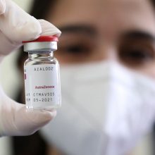 Berlynas laikinai stabdo jaunesnių nei 60 metų žmonių skiepijimą „AstraZeneca“ vakcina