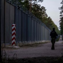Lenkija iki 10 tūkst. padidins karių skaičių prie savo sienos su Baltarusija