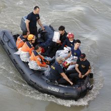 Vengrijoje iš Dunojaus iškeliant nuskendusį laivą rasti keli turistų kūnai