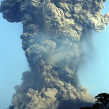 Indonezijoje išsiveržė vienas aktyviausių pasaulio ugnikalnių