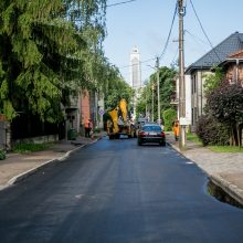 Nesusipratimas: asfaltu užkimšo lietaus kanalizacijos latakus