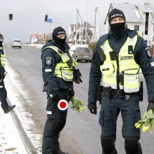 Kitokia Moters diena: Klaipėdos gatvėse pareigūnai tulpių nebedalys