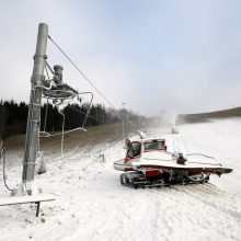 Slidinėjimo trasai ant Utrių kalno gamina sniegą