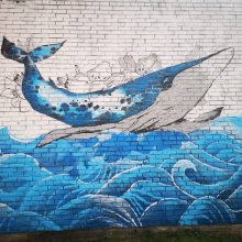 Žvejybos uosto rajone elektros skydinės siena pasipuošė banginio atvaizdu