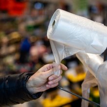 Nustebino pirkėjus: plastikinius maišelius apmokestino anksčiau laiko?