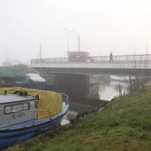 Greta Klaipėdos uosto esančiame upelyje po vandeniu paniro dalis katerio