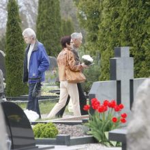 Prieš Motinos dieną klaipėdiečiai suskubo į kapines