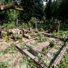 Audros padariniai Eigulių kapinėse: vaizdas – kaip po karo