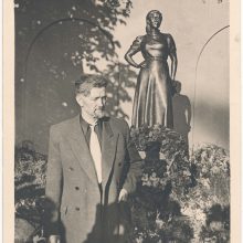 1955 m.: B. Bučas prie paties sukurtos S. Nėries skulptūros Istorijos muziejaus sode