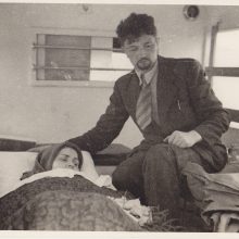 1945 m.: poetė greitosios pagalbos automobilyje su B.Buču pakeliui į Aleksoto oro uostą