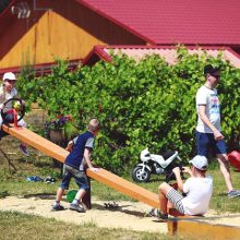 Treniruočių stovyklose vaikai sportuoja ir pramogauja