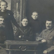 1917 m.: stovi J. Žemaitis su sese Kotryna, sėdi jų tėvai ir senelis