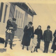 1940 m.: J.Žemaitis su artimaisiais sesės Kotrynos sodyboje Šiluvoje