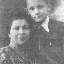 1954 m.: KGB surežisuotoje nuotraukoje O. Liubinavičienė su Laimučiu