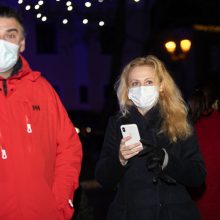 Epidemiologai su pasibaisėjimu stebi masinius susibūrimus prie eglučių