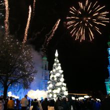 Prašymo neišgirdo: Rotušės aikštėje eglutės įžiebimą stebėjo masė žmonių