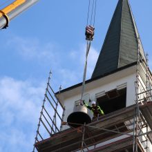 Į Gargždų bažnyčios bokštą pakilo du nauji varpai