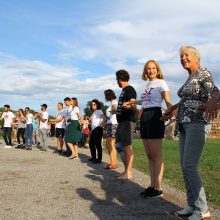 Tarptautinis jaunimas prie Kauno pilies kvietė pašokti