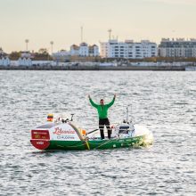 Keliautojas A. Valujavičius pradėjo plaukimą per Atlanto vandenyną vienviete irkline valtimi