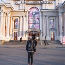 Vilniaus geležinkelio stotis lankytojus pasitinka išskirtinėmis pavasario dekoracijomis