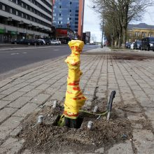 Avarija Klaipėdos centre: „Audi“ nulaužė stulpą, atsitrenkė į medį