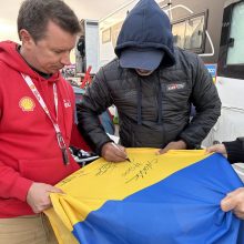 A. Juknevičius susitiko su Dakaro ralio čempionu: jo palaikymo autografas keliauja ne tik Lietuvai