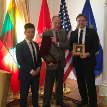 Buvusiam JAV prezidentui perduotas Vilniaus miesto garbės piliečio apdovanojimas