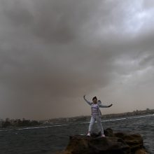 Smarki smėlio audra aptemdė Australijos dangų