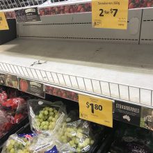 Panika Australijoje: vaisiuose vis dar randama adatų
