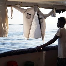 Prie Italijos krantų įstrigęs migrantų gelbėjimo laivas atsisakė Ispanijos pasiūlymo