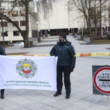 Policininkai nesulaukia skiepų: susirinko į protesto akciją prie Vyriausybės