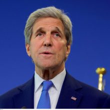 J. Kerry taps pirmuoju J. Bideno administracijos pareigūnu, apsilankiusiu Kinijoje