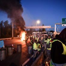 Prancūzijoje tęsiasi „geltonųjų liemenių“ protestai dėl brangių degalų
