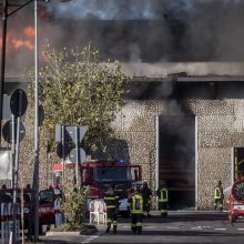 Italijos šiukšlių krizę pakurstė gaisras atliekų tvarkymo gamykloje