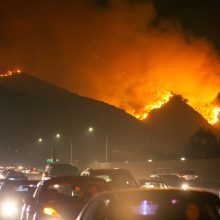 Gaisrai Kalifornijoje privertė evakuotis tūkstančius žmonių, įskaitant garsenybes