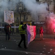 Prancūzijoje antrą dieną vykstantis streikas paralyžiavo susisiekimą