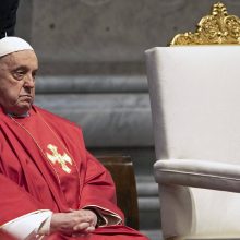 Popiežius Pranciškus paskutinę minutę atšaukė dalyvavimą Kryžiaus kelio ceremonijoje