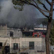 Italijos šiukšlių krizę pakurstė gaisras atliekų tvarkymo gamykloje